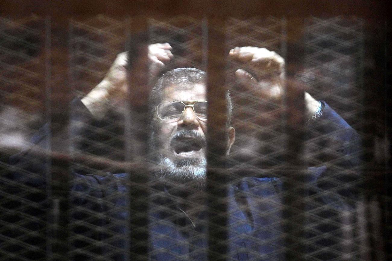 صورة للرئيس المصري الراحل محمد مرسي في قفص الاتهام