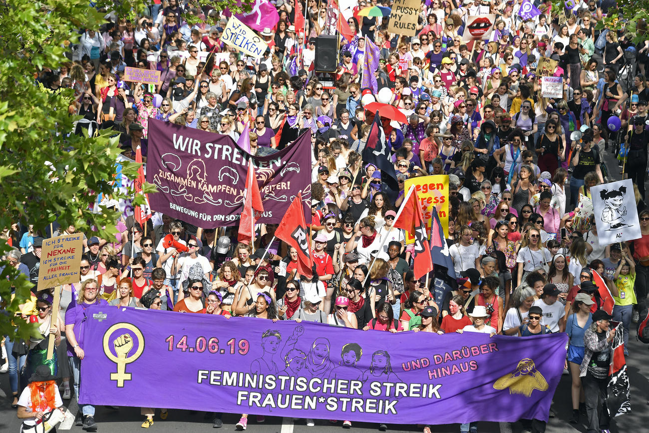 數萬，甚至數十萬瑞士各地的女性走上街頭要求平等的薪酬和待遇。