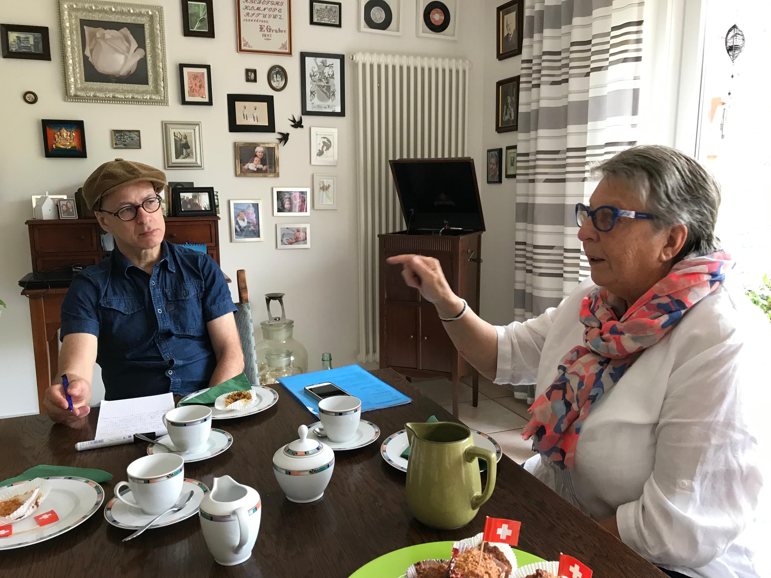 Verena Schlepütz spricht daheim am Tisch im Wohnzimmer