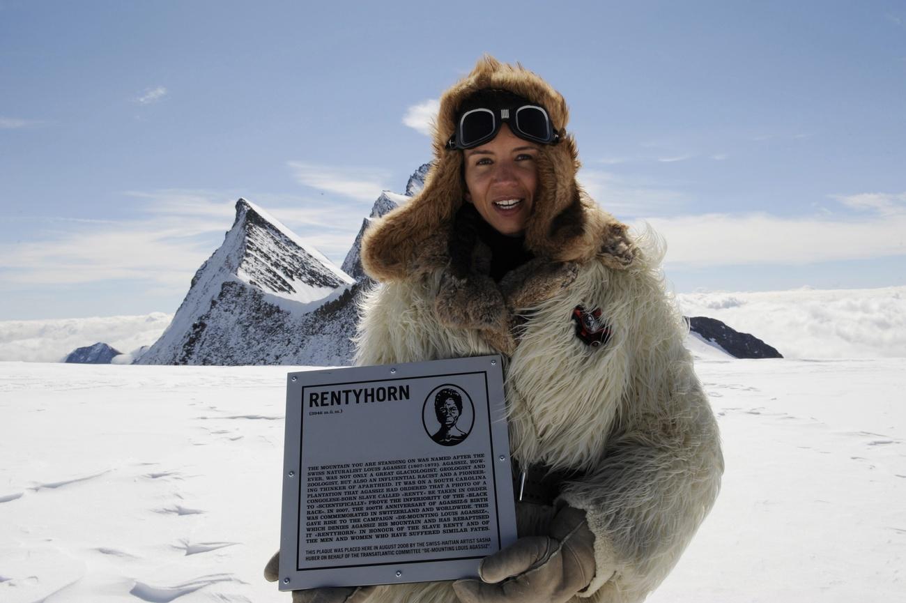 Une femme sur une montagne enneigée