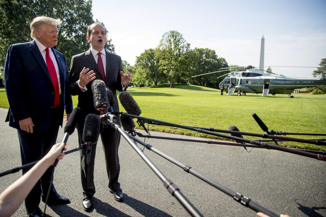 Acosta e Trump davanti alla stampa nel prato della Casa Bianca.