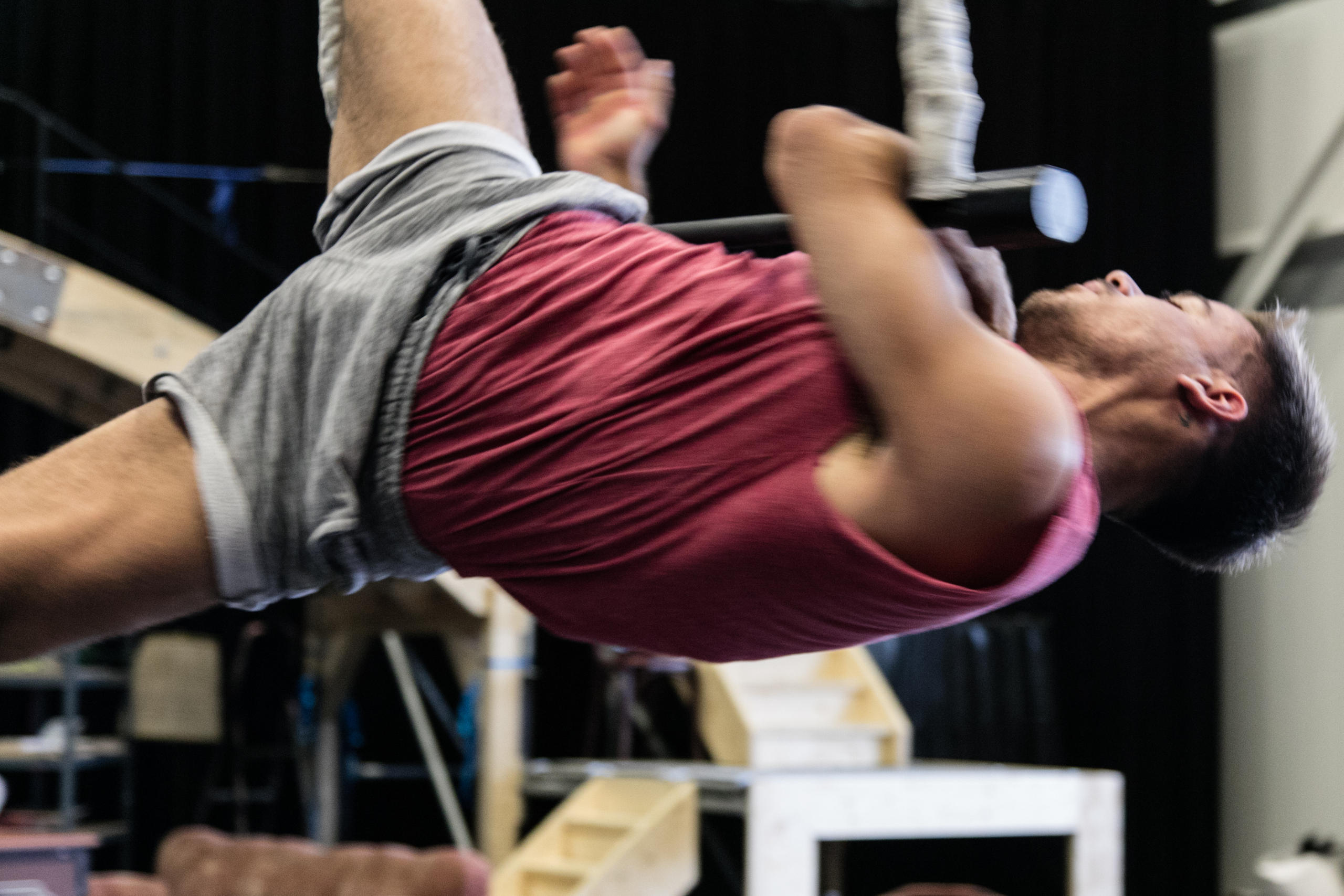 Artista de circo en una barra fija