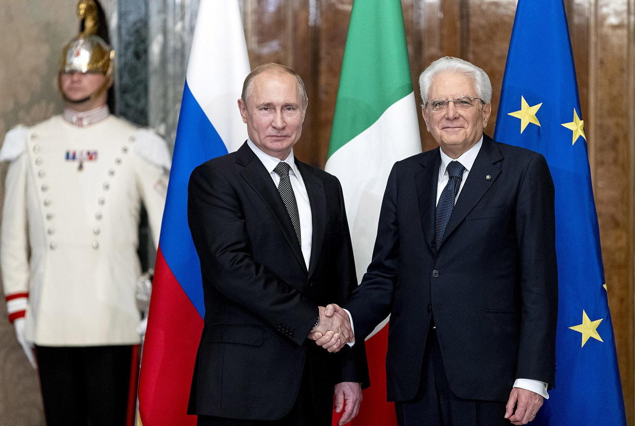 Putin e Mattarella si stringono la mano