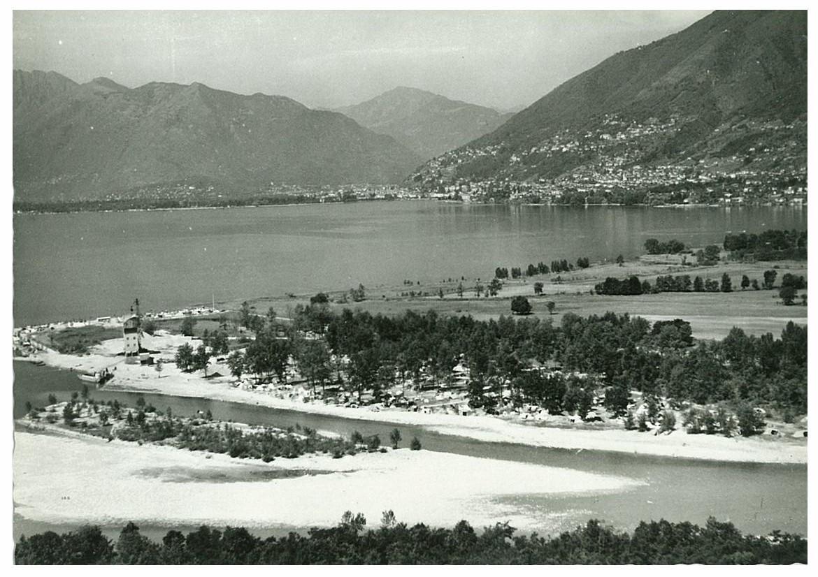 veduta su una riva sabbiosa e un lago