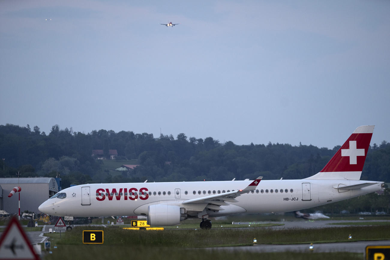 Un Airbus A220-300 analogo a quello atterrato d urgenza a Parigi.