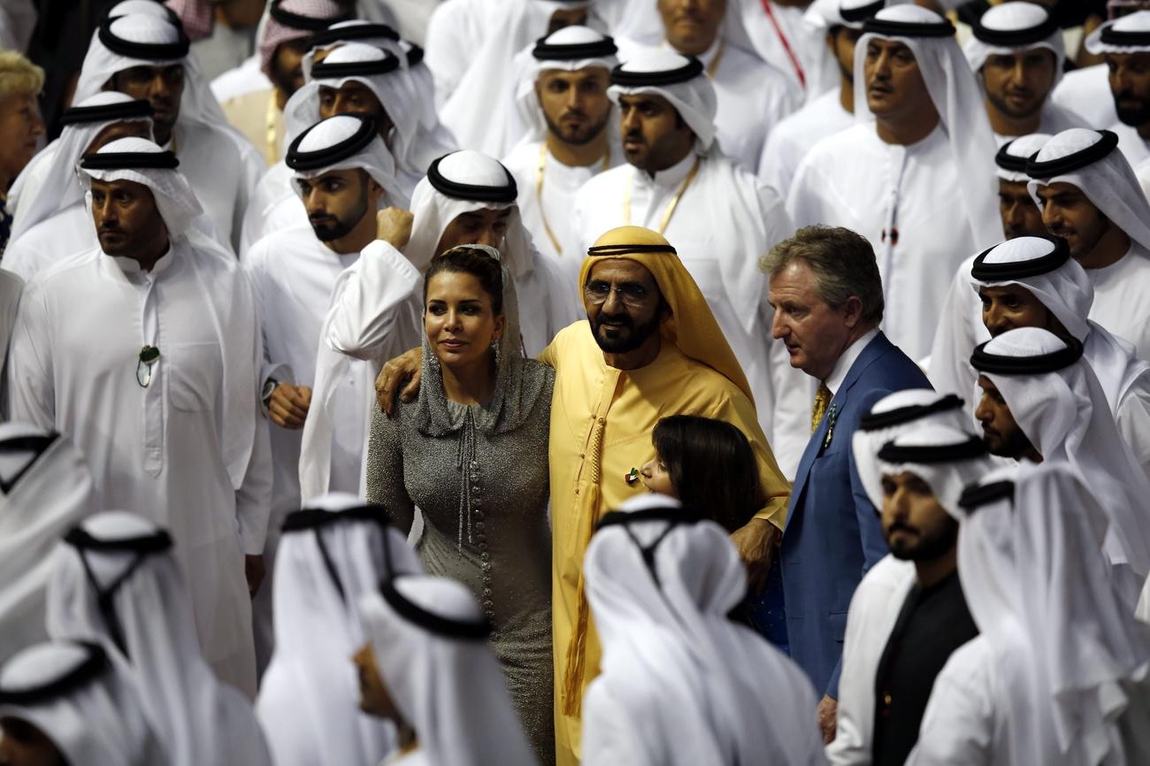 امرأة وزوجها وسط مجموعة من الرجال الخليجيين