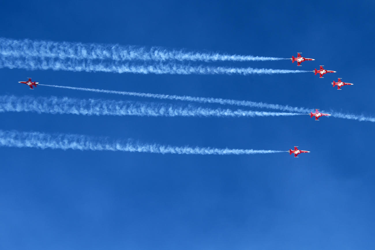 aviones de la patrullla suiza en vuelo