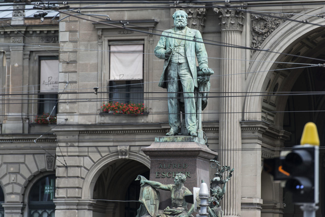 Estátua em bronze de Alfred Escher em frente à estação ferroviária de Zurique.