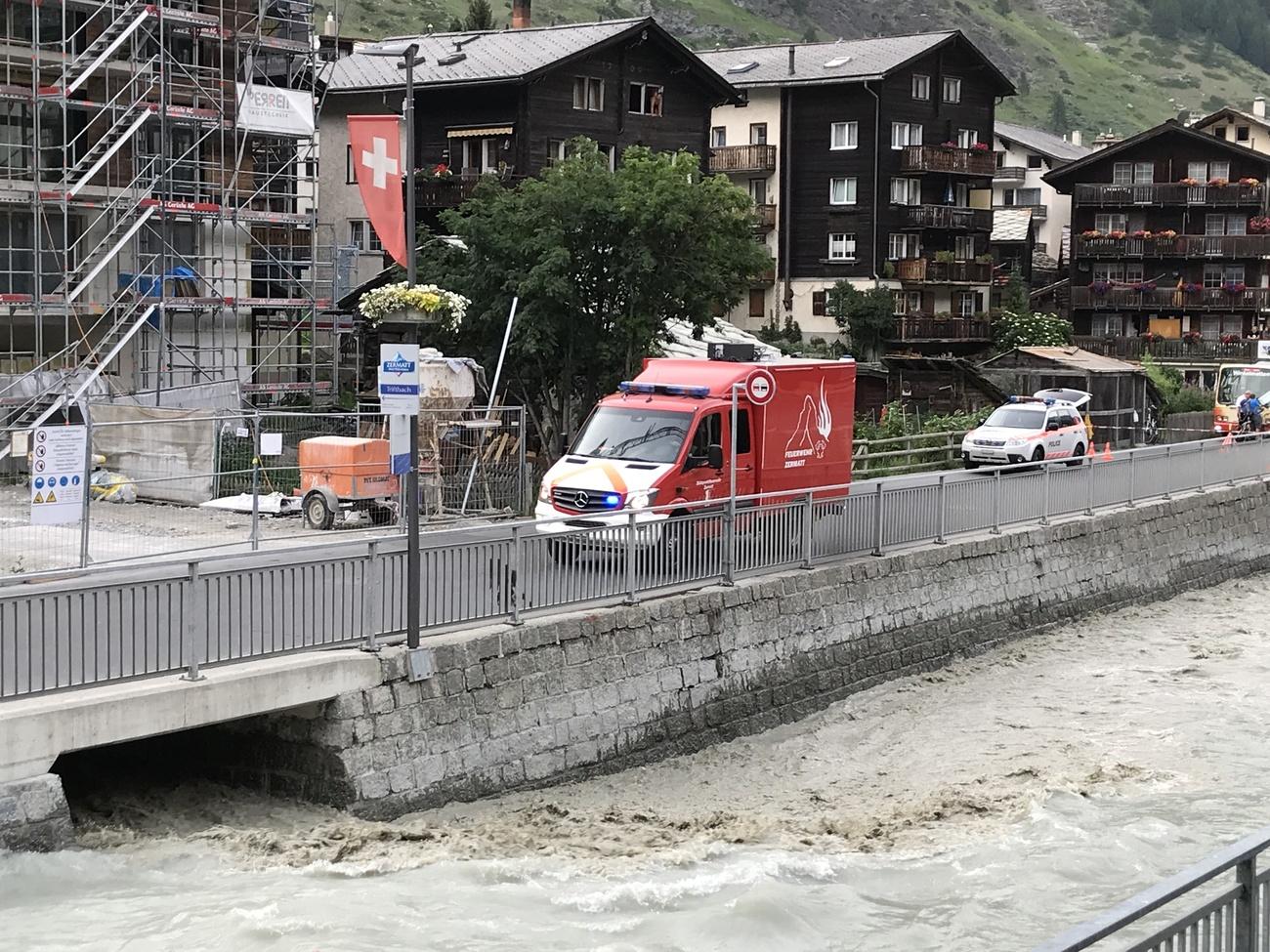 Il torrente Triftbach in piena a Zermatt.