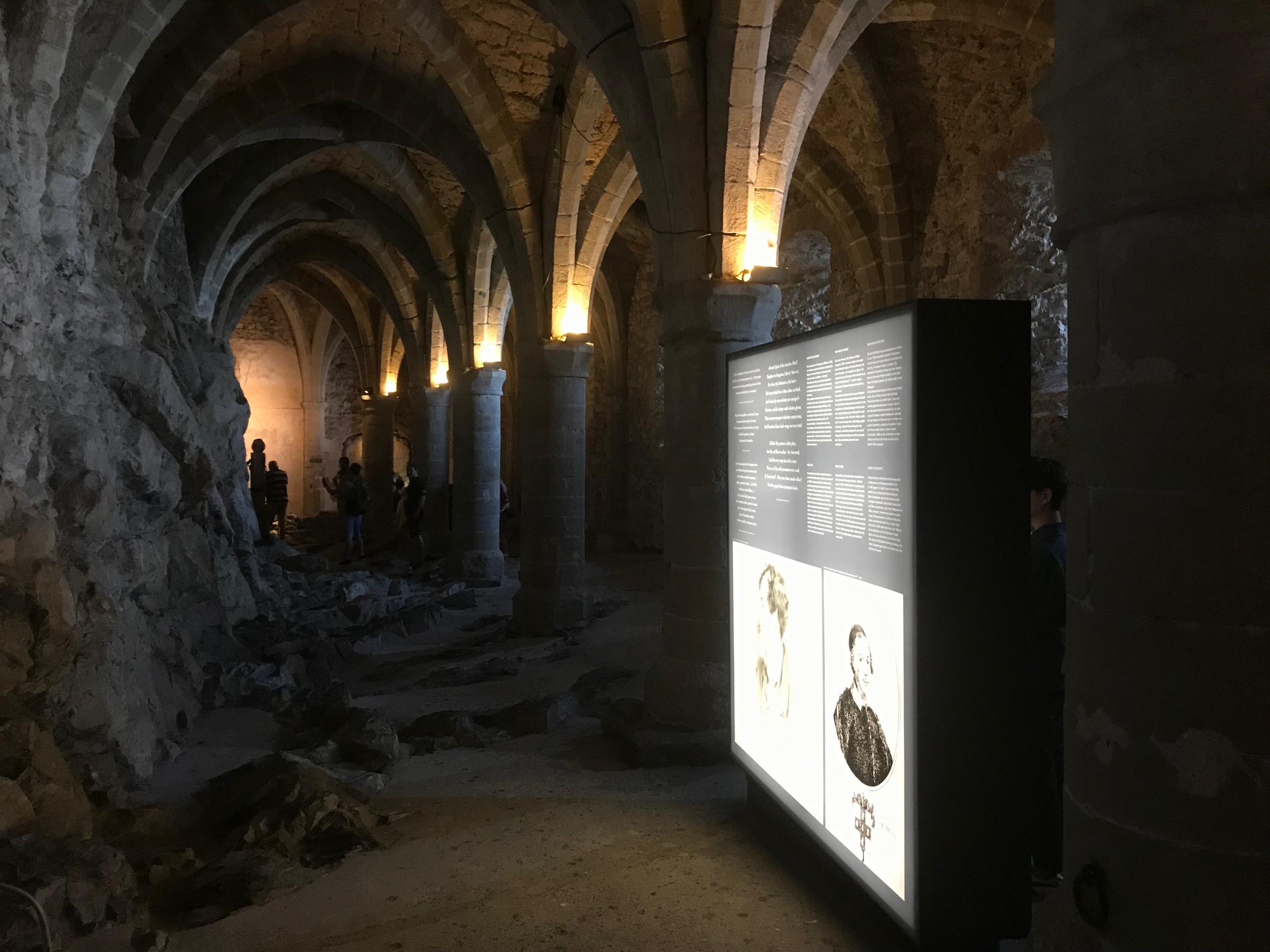 Sorte de grande cave avec des colonnes