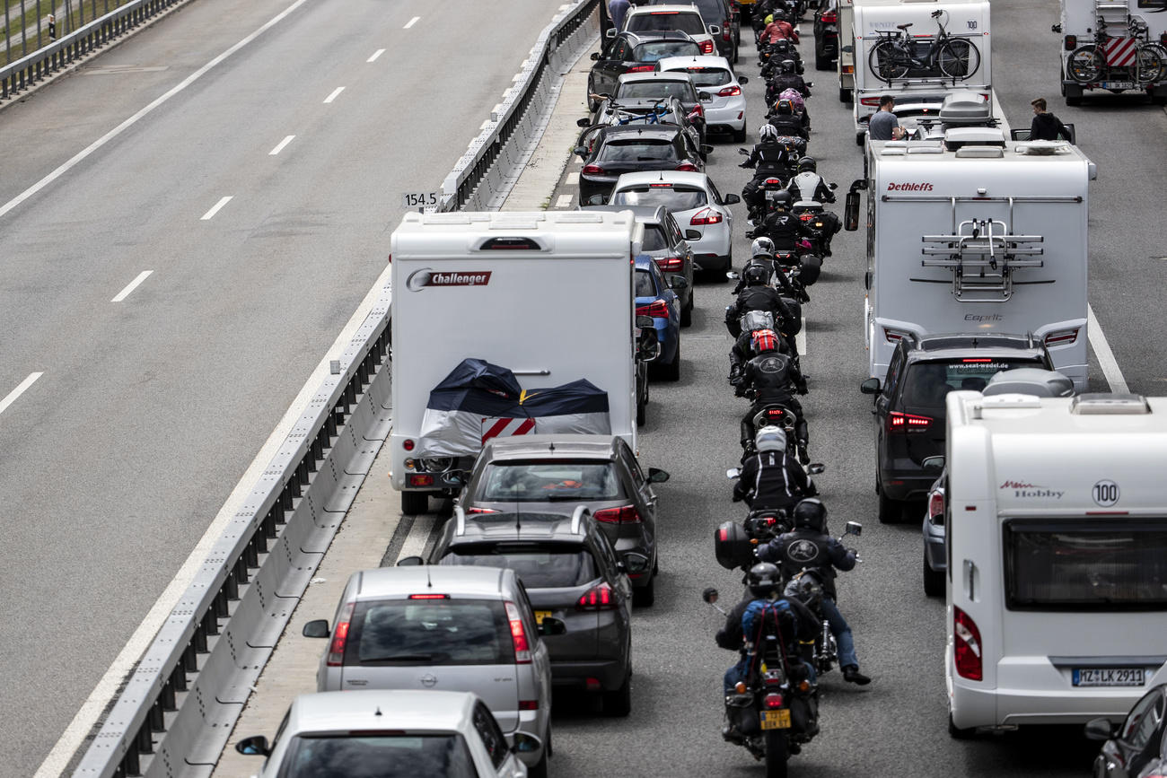 Auto e moto in coda sul San Gottardo