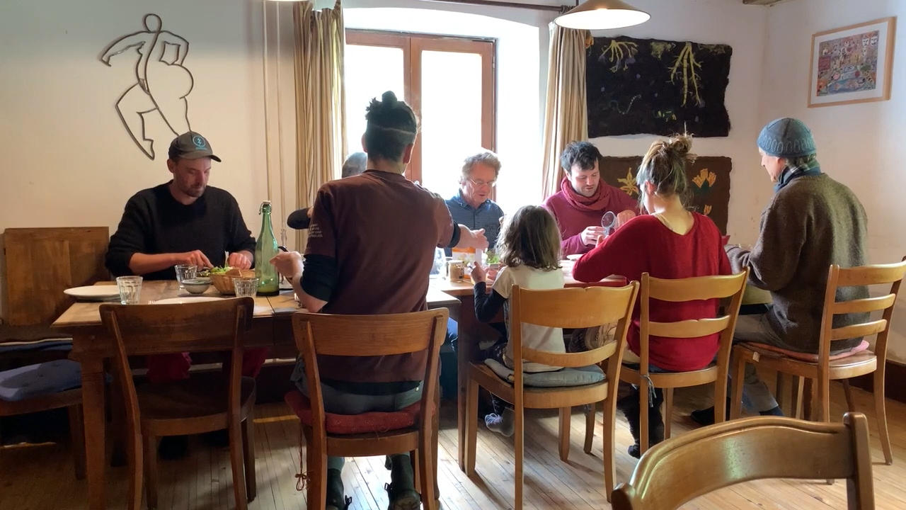 Personnes en train de manger autour d une table