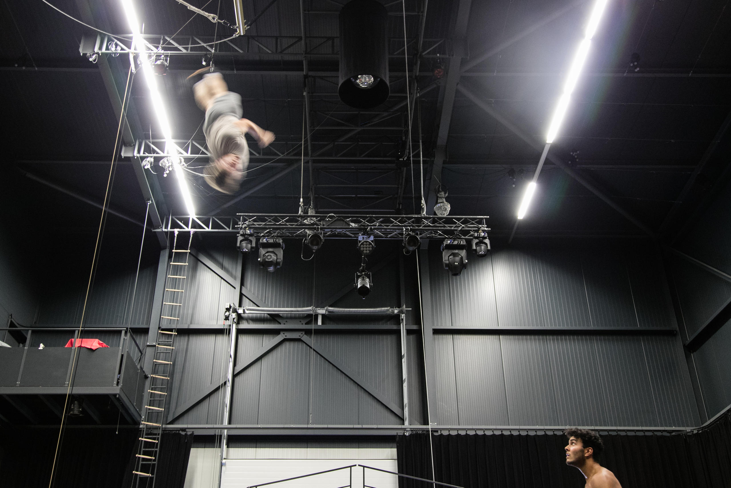 Salto de altura de un artista de circo