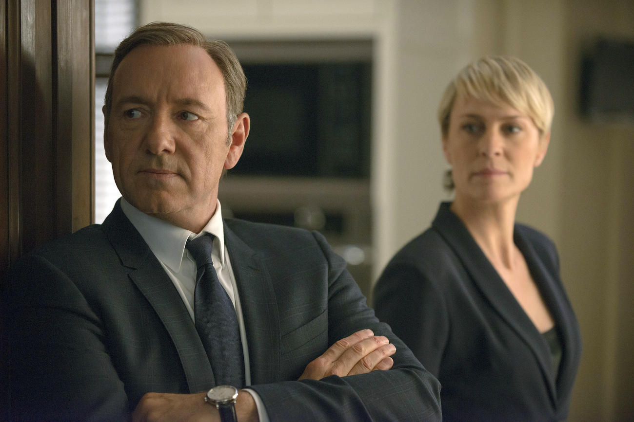 Kevin Spacey ai tempi di House of Cards in una scena del film con Robin Wright, sua compagna nel telefilm