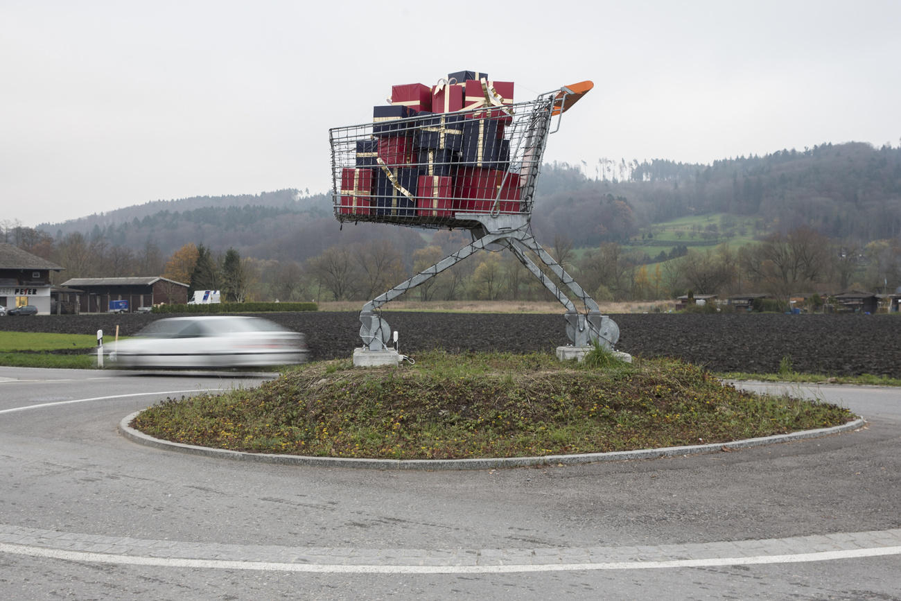 escultura de carrito de supermercado en Bienne