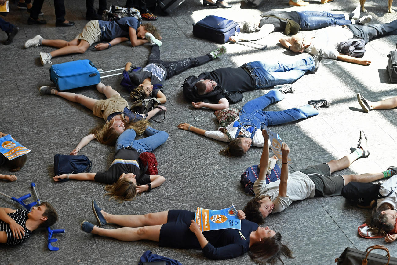 Campaign by climate activists to start the holiday season at Zurich Airport