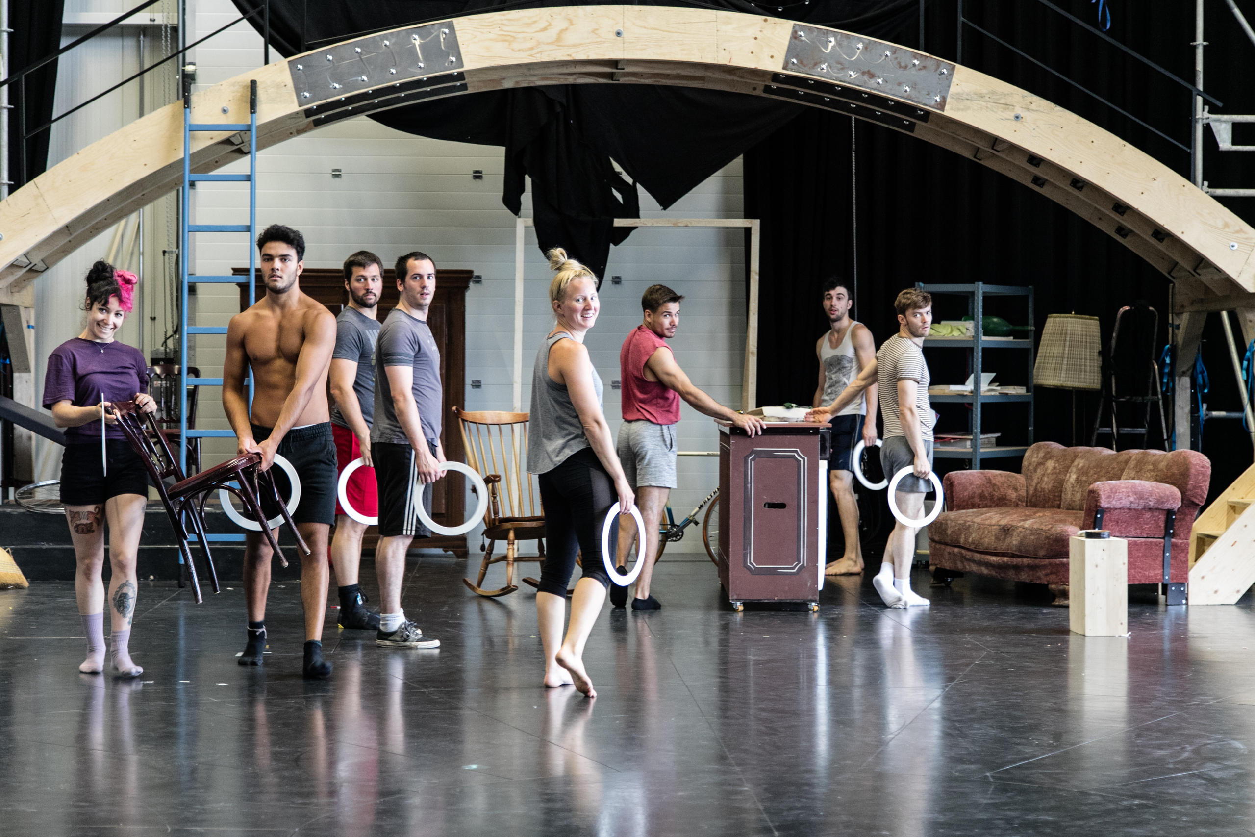 Groupe de danseurs avec des anneaux.