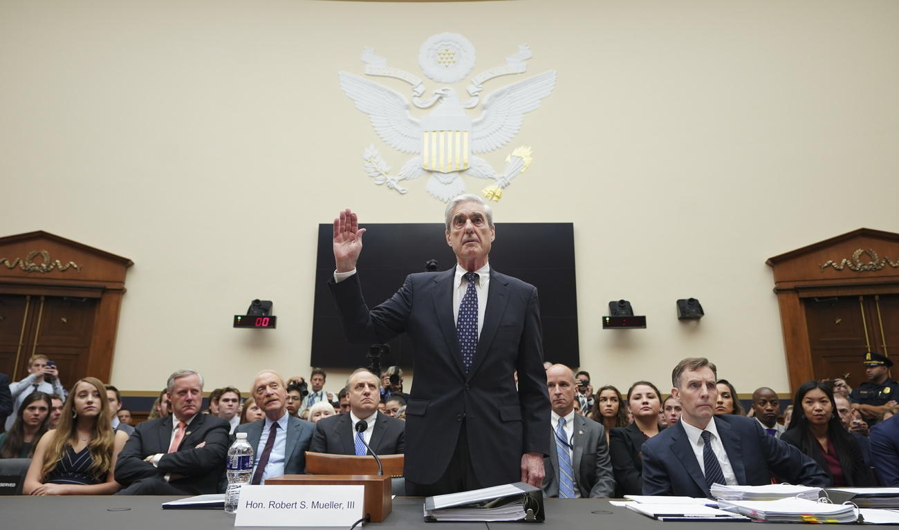 L ex procuratore speciale del Russiagate Robert Mueller mentre giura davanti alla commissione giustizia e intelligence