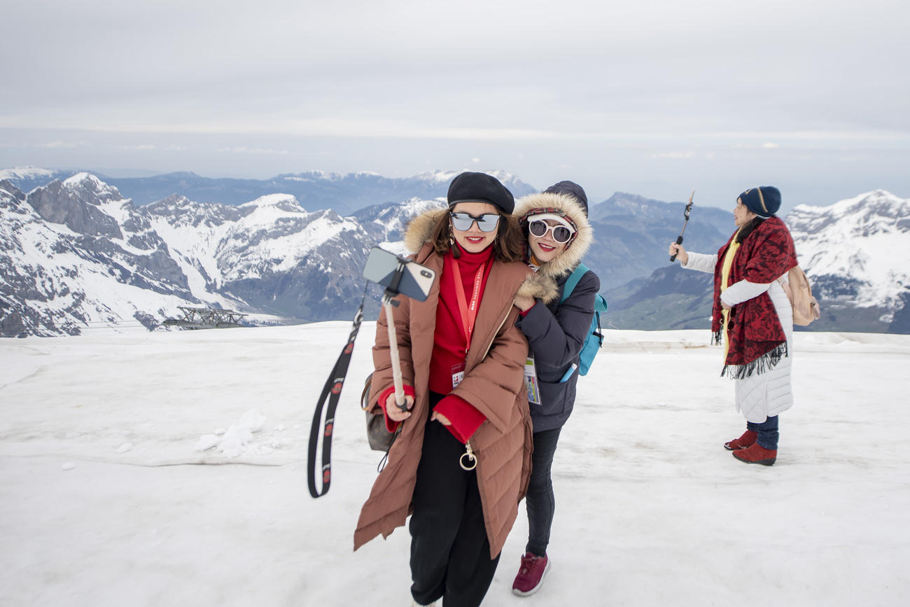中国游客在瑞士铁力士山欣赏夏季的雪景