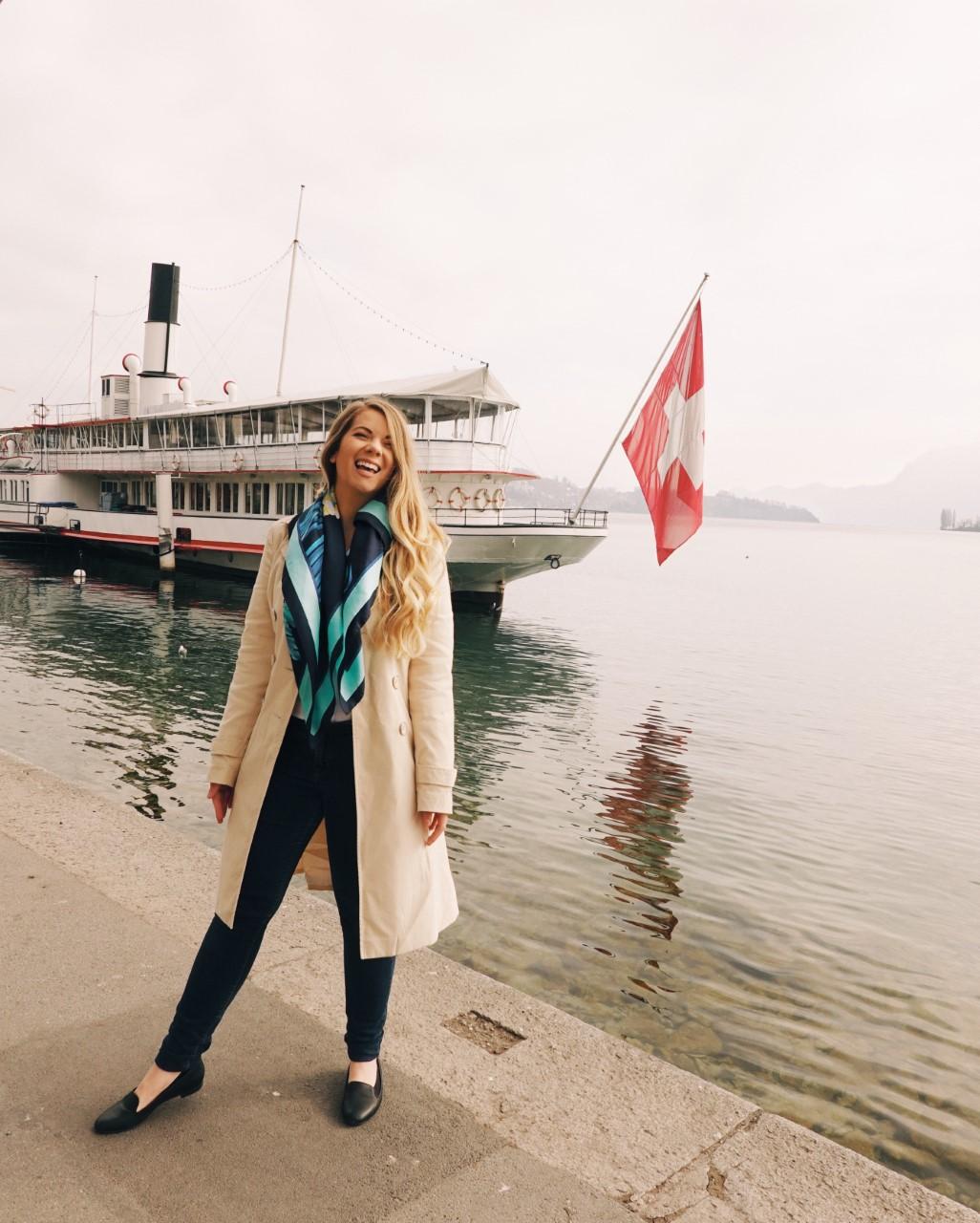 Frau vor einem Schiff