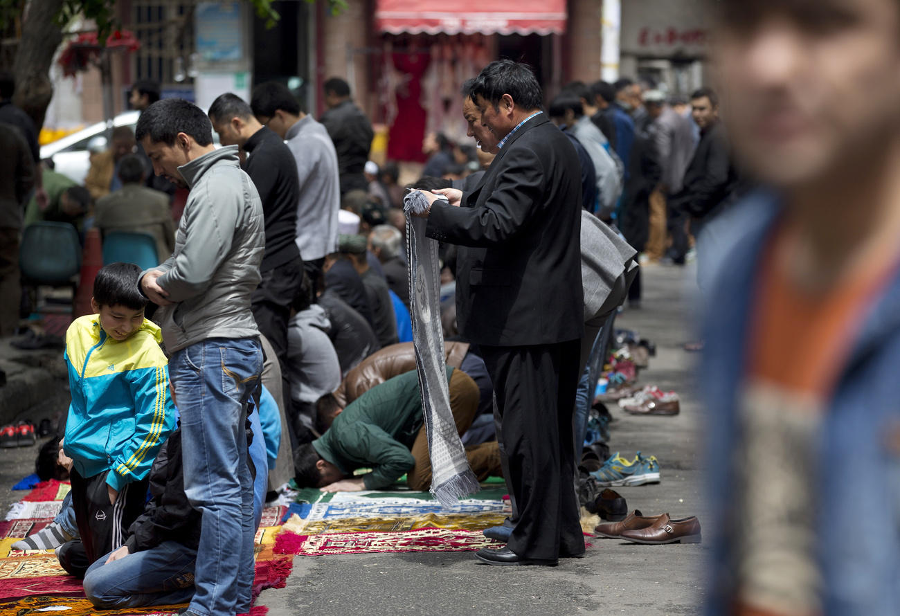 Uighurs prepare for prayer