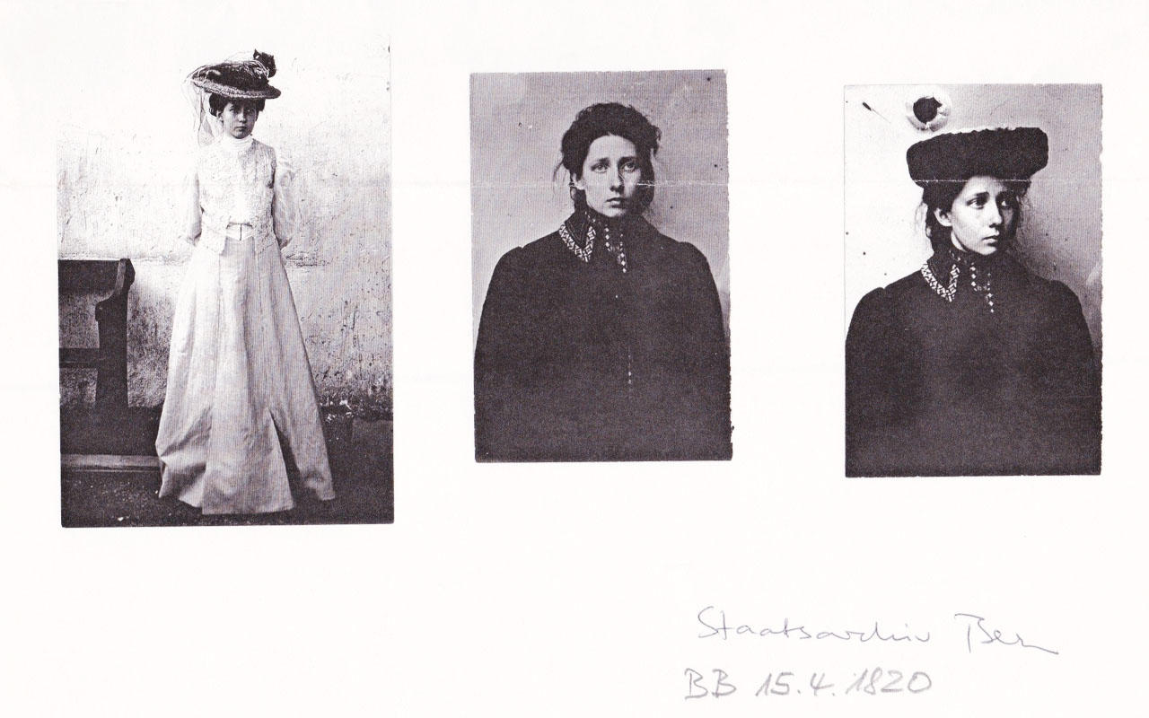 Tre fotografie d archivio in bianco e nero di una giovane donna.