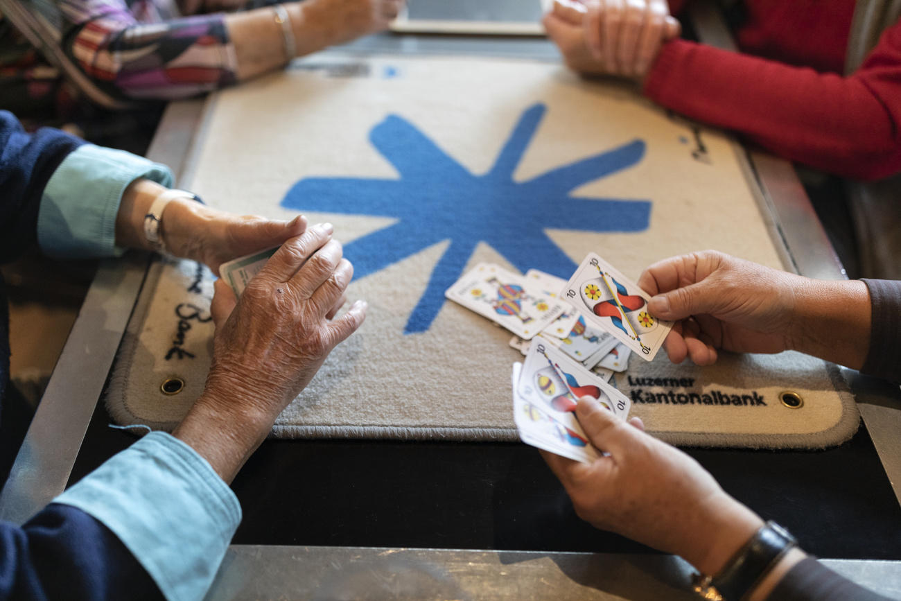 Personas mayores jugando a las cartas