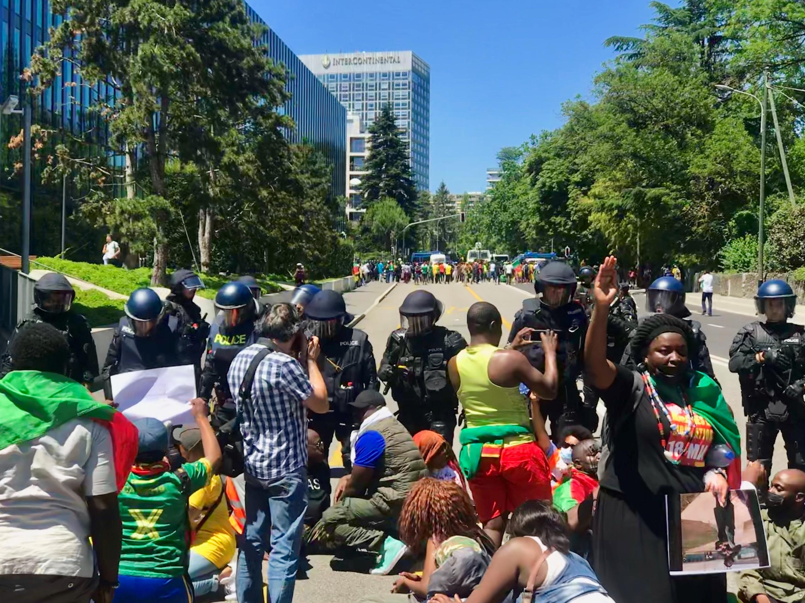 Demostranten aus Kamerun demonstrieren in Genf