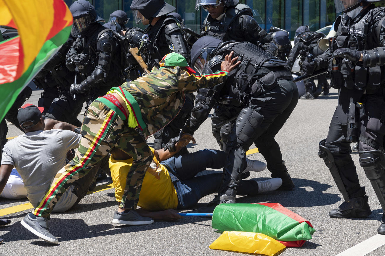 manifestantes se enfrentan a policías