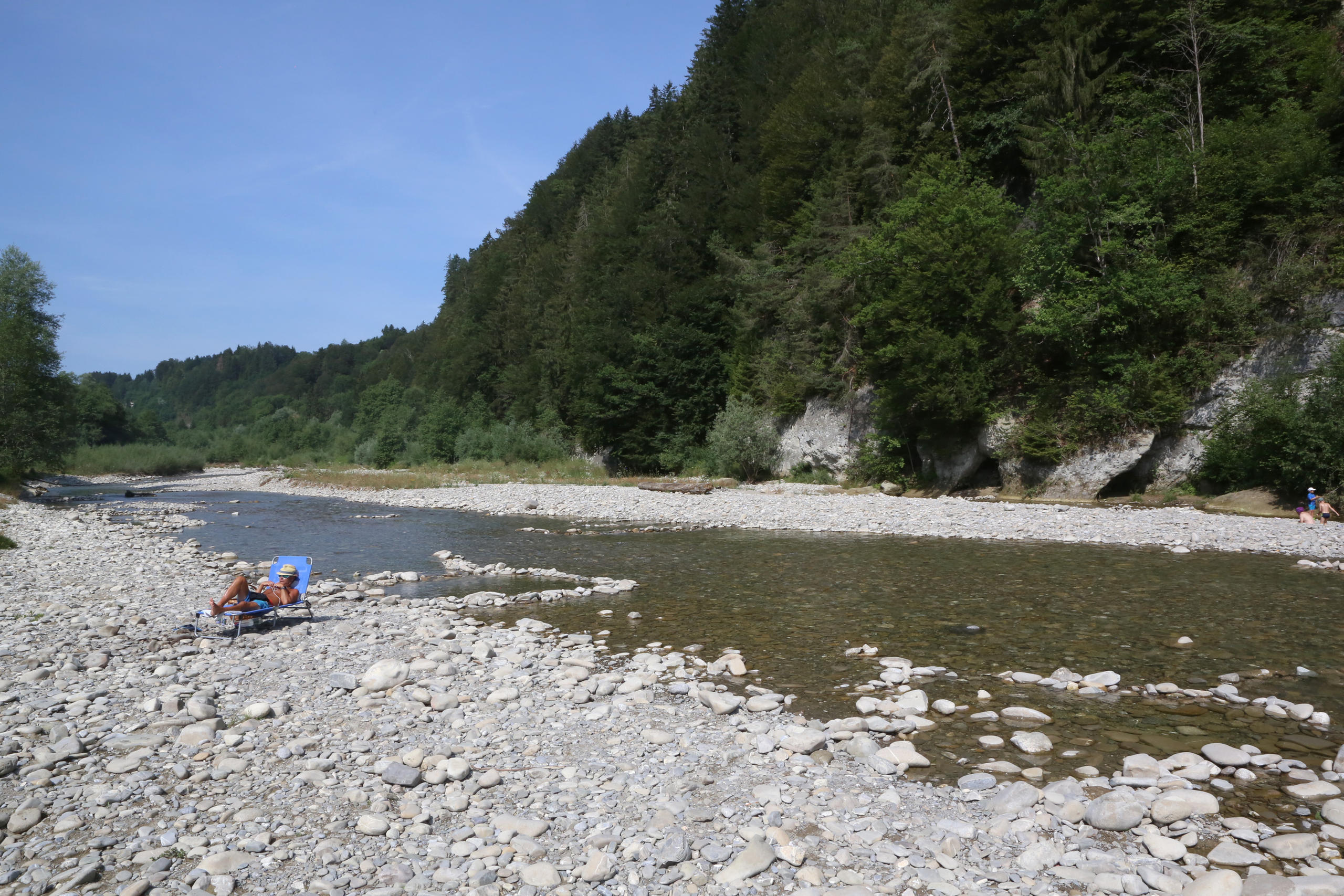 uomo su una sdraio a bordo fiume
