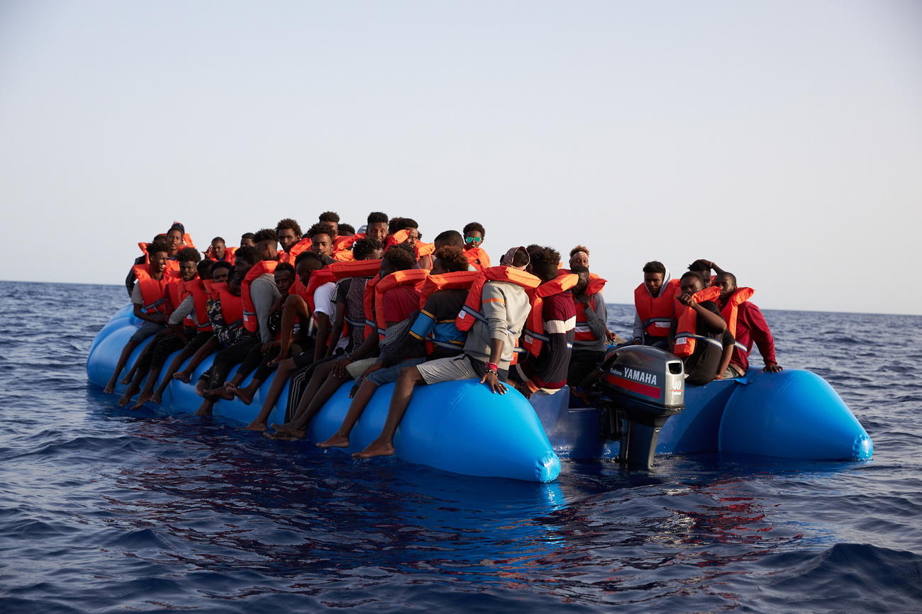 قارب قابل للنفخ يحمل مهاجرين قبالة الساحل الليبي