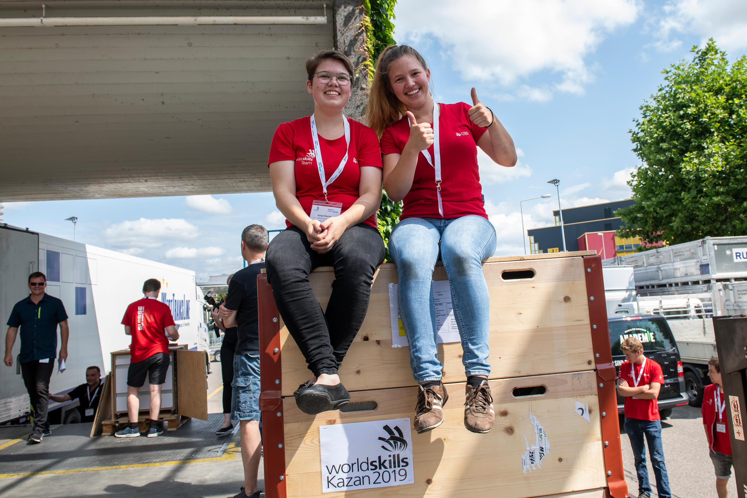 Dos jóvenes aprendices suizas del equipo suizo que compite en WorldSkills