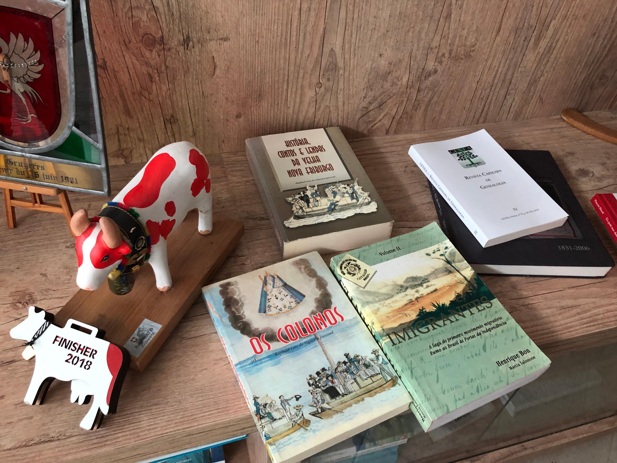 Livros e outros objetos na Sala da Colônia Suíça em Nova Friburgo