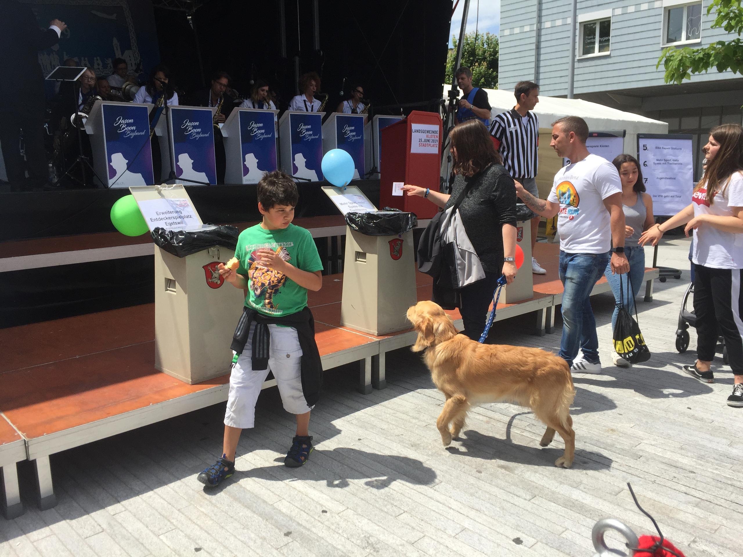 أم وطفل وكلب في بلدية كلوتن أثناء عملية تصويت ويت على المشاريع المواطنين