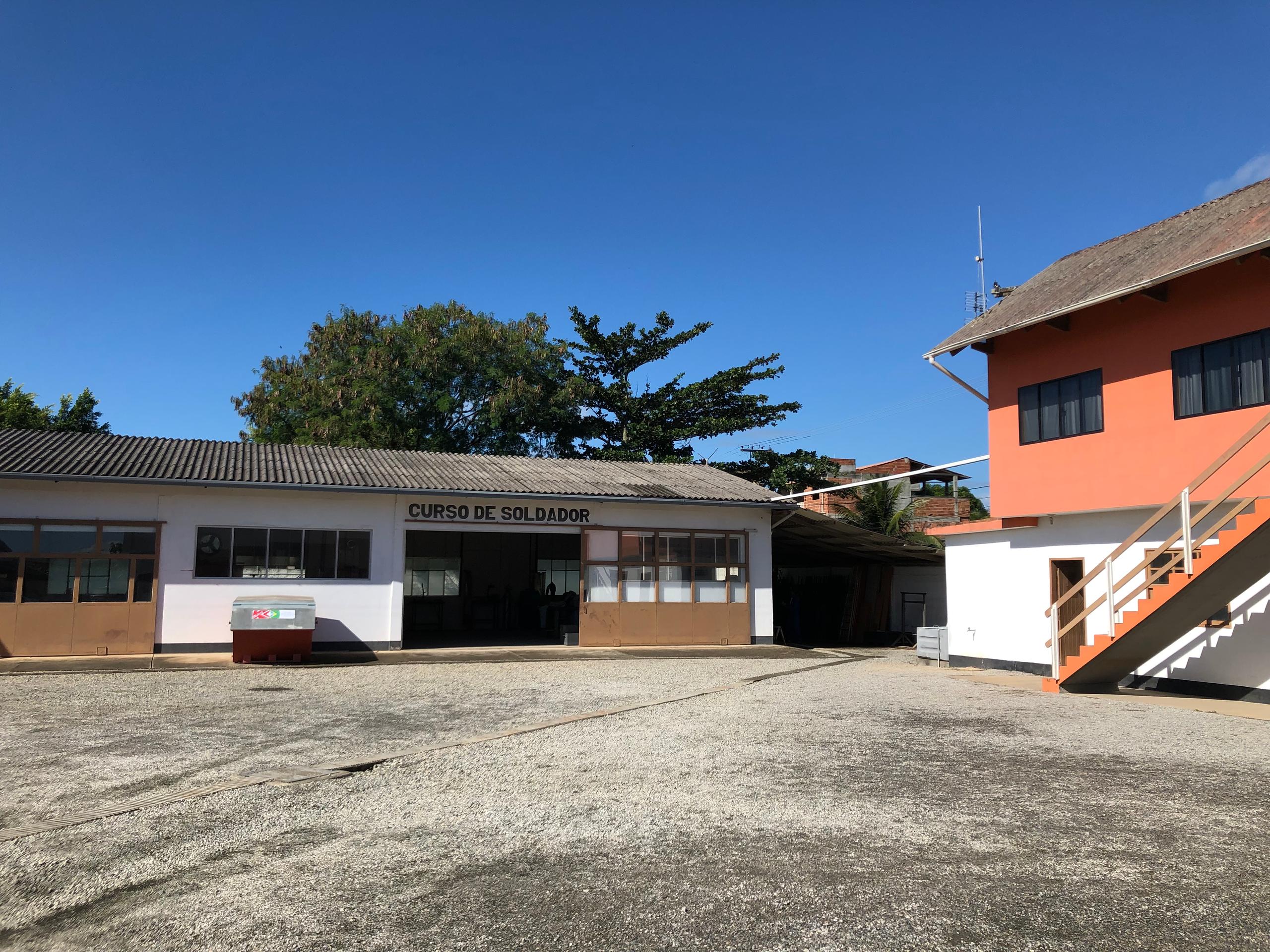 Uma casa ao lado de um pavilhão