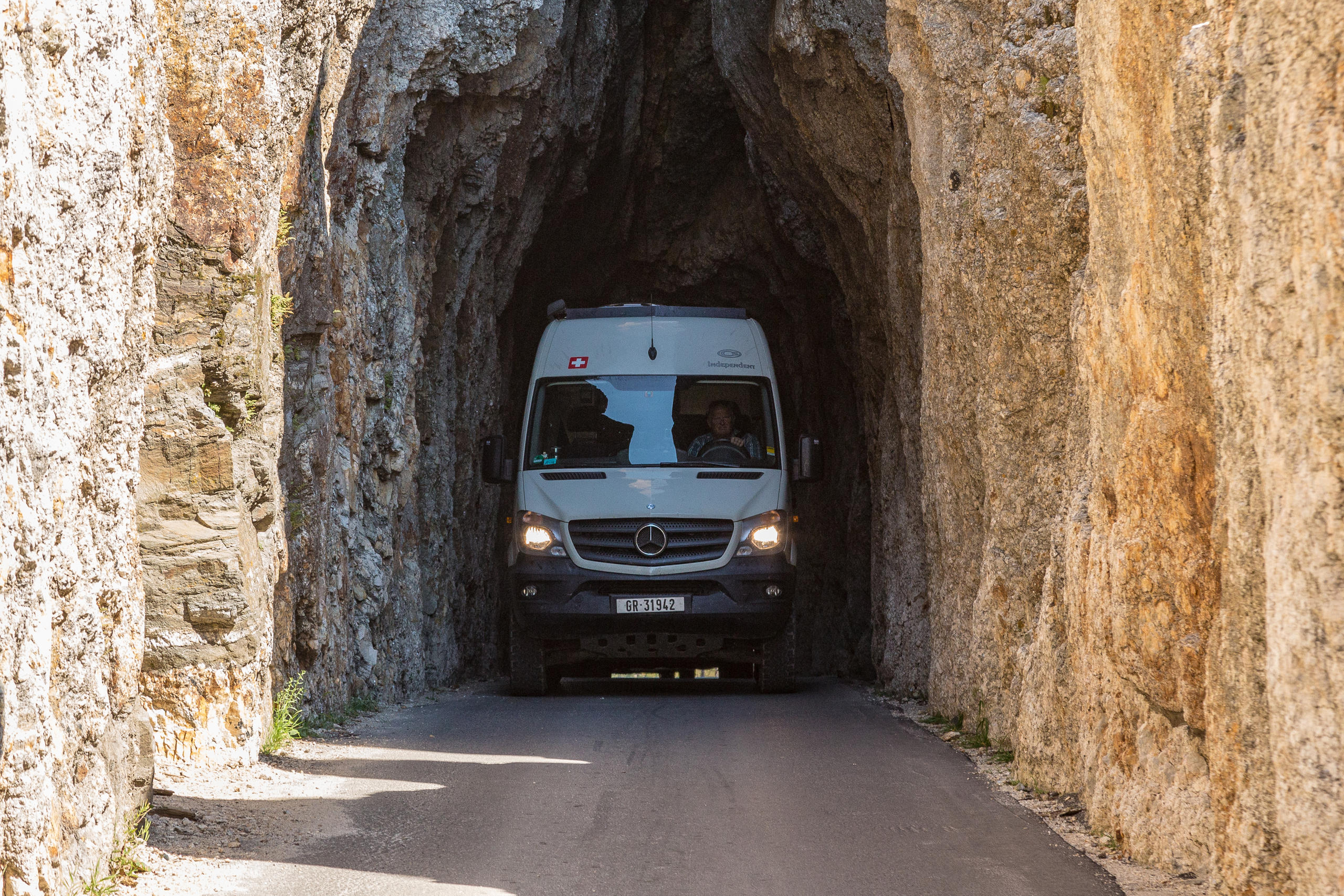 Van fährt durch schmalen Tunnel