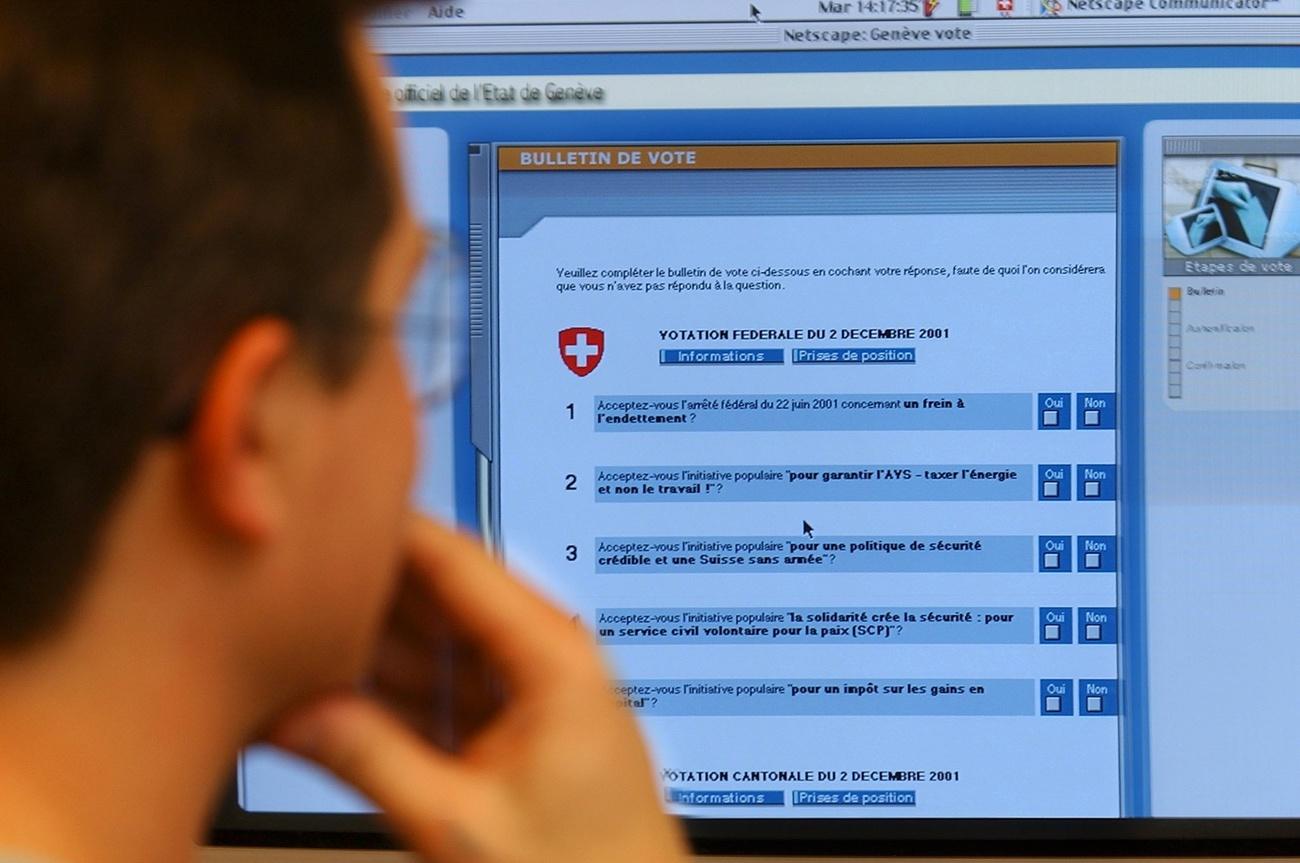 Uomo davanti allo schermo di un computer