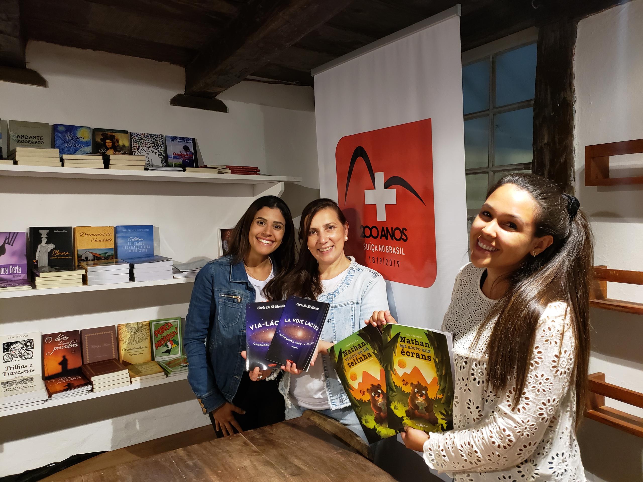 Jannini Rosa (à esq.), da Editora Helvetia, com a autoras Carla De Sá Morais e Julie Ousley.