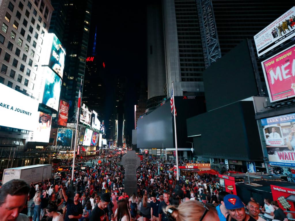 Panne d'électricité géante à New York, Times Square dans le noir - SWI ...