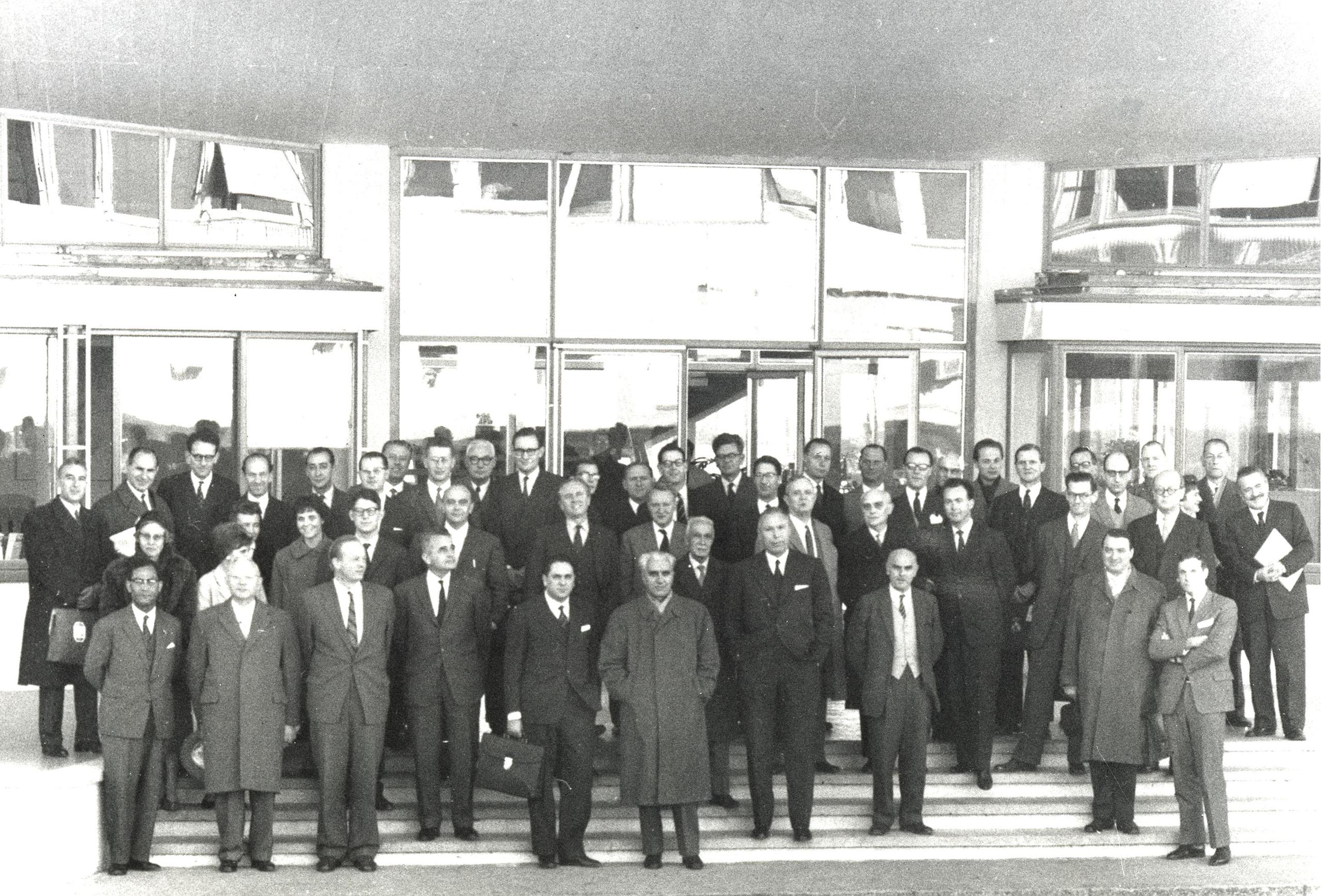 Teilnehmer der europäischen Ministerkonferenz über Weltraumforschung 1960 am CERN-Sitz in Meyrin bei Genf