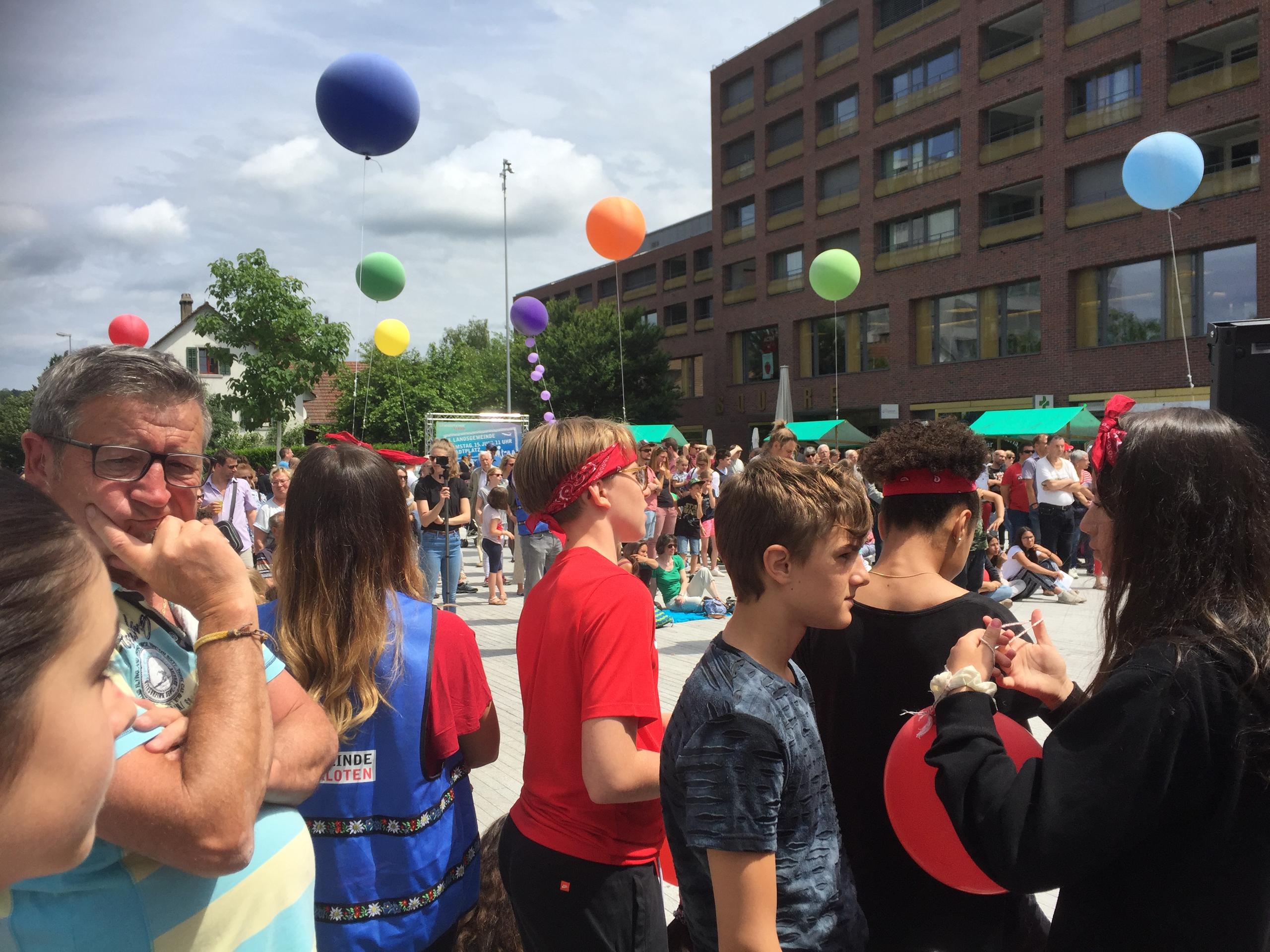 älterer Mann und Kinder an der Landsgemeinde Kloten