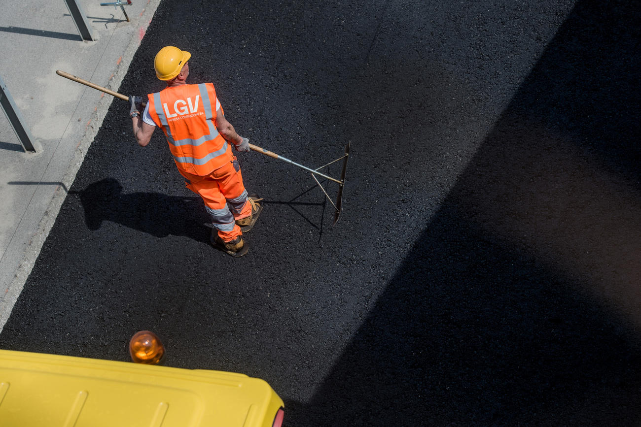 lavoratore con casacca arancione