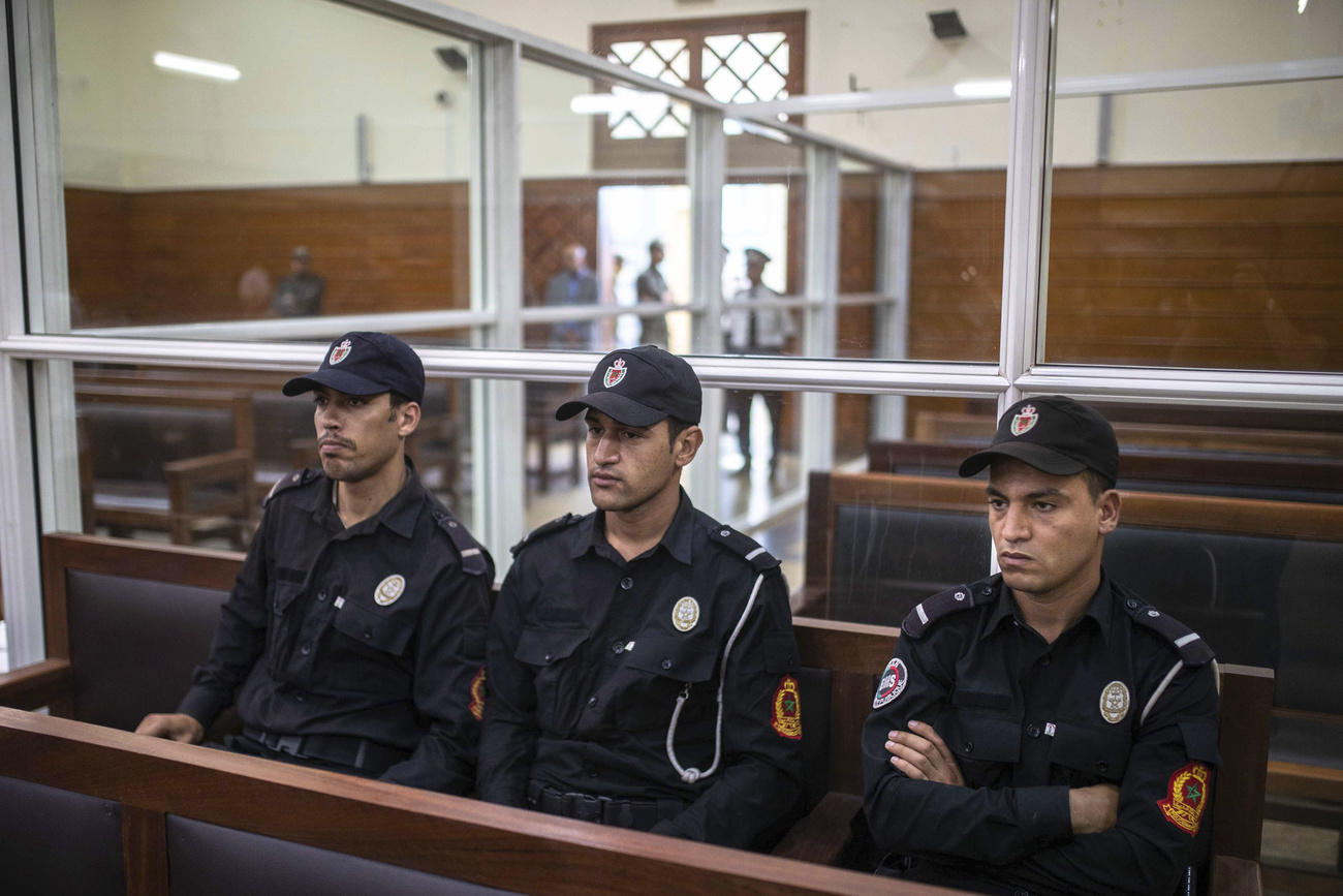 Agenti nell aula del tribunale speciale a Salé che ha condannato a morte tre terroristi.