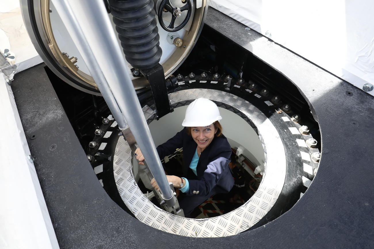 La ministra della difesa francese Florence Parly mentre esce da un sottomarino atomico dell esercito