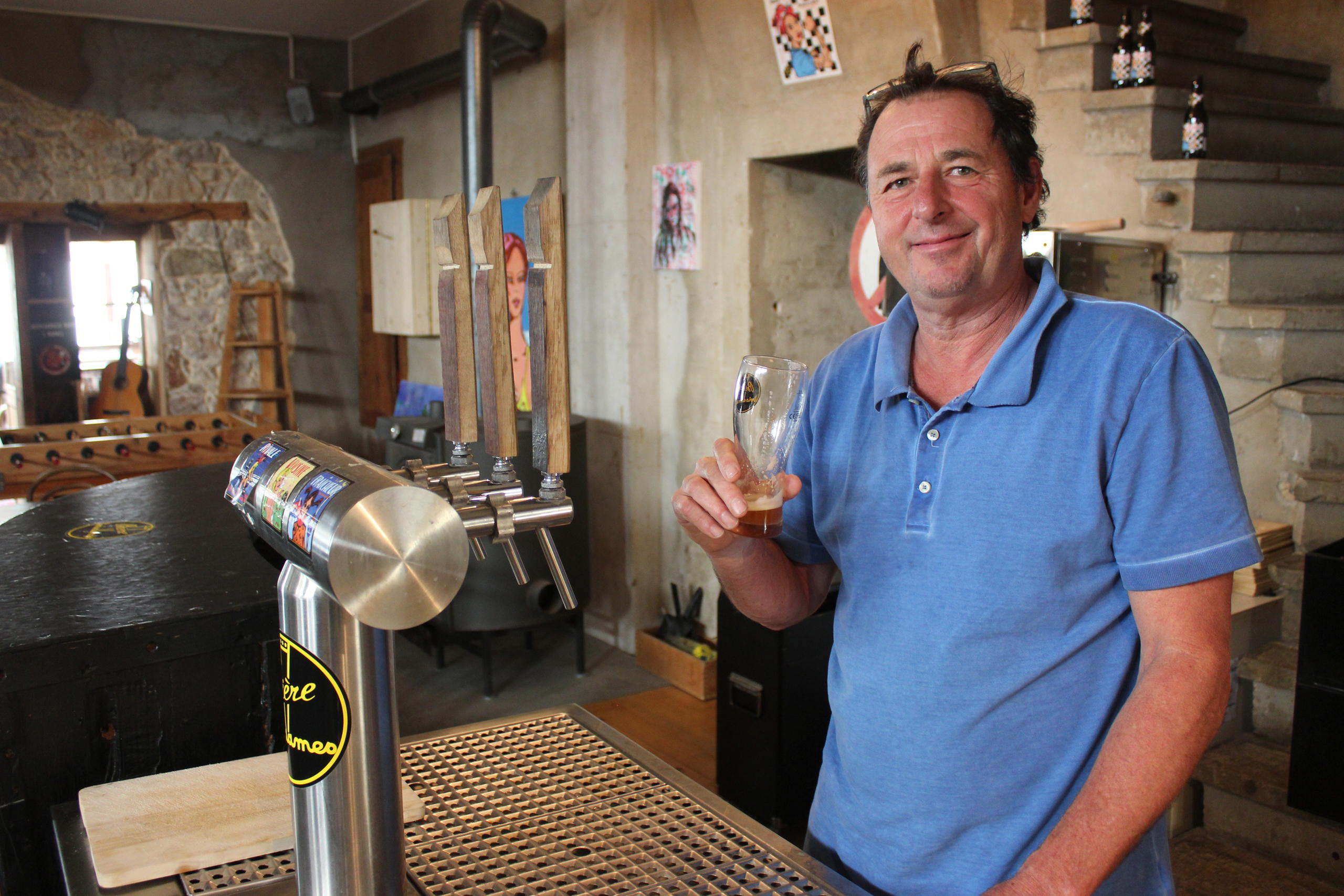 Brewer Raphaël Mettler at the tap