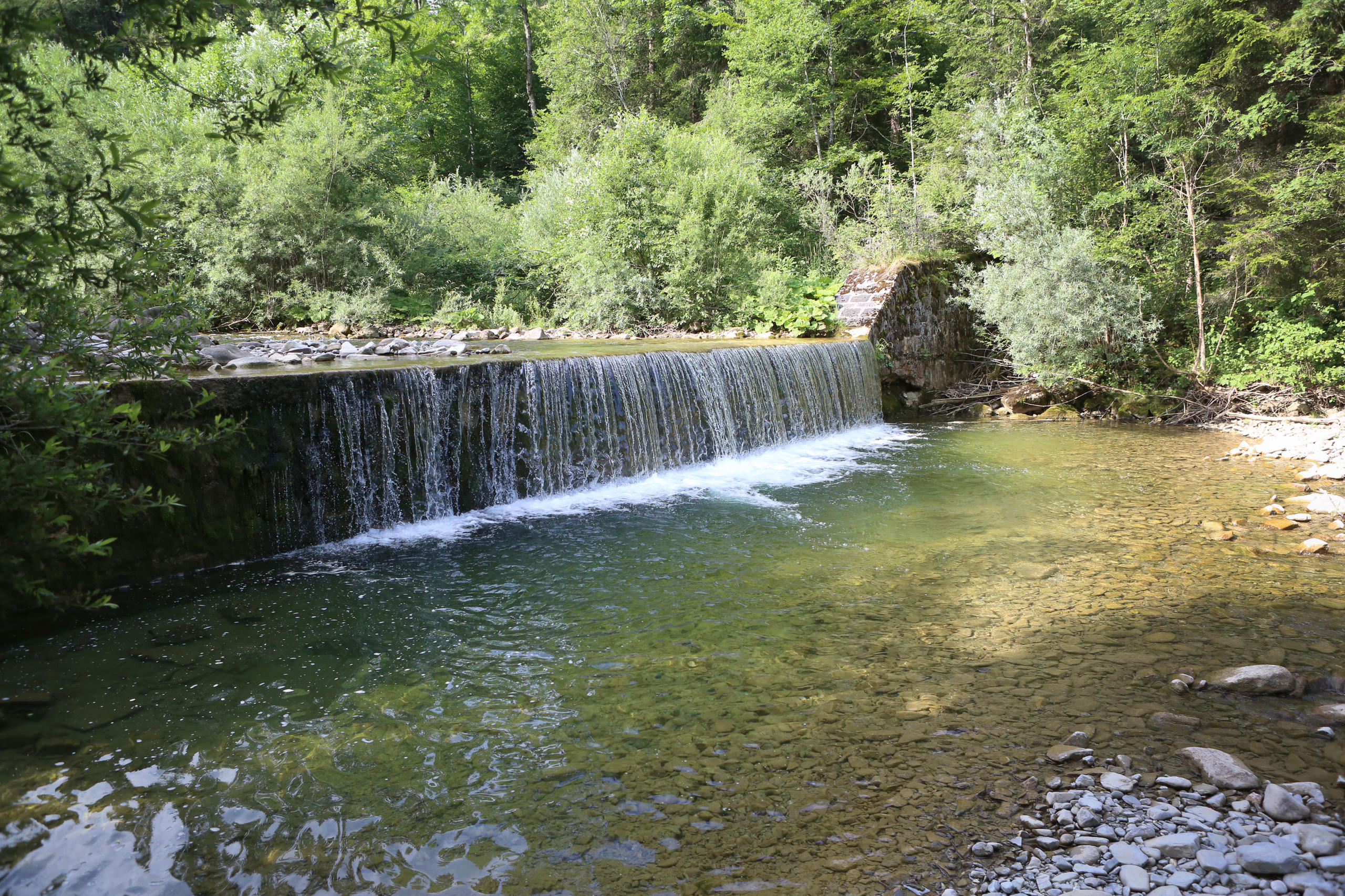 Künstliche Steinstufe im Fluss