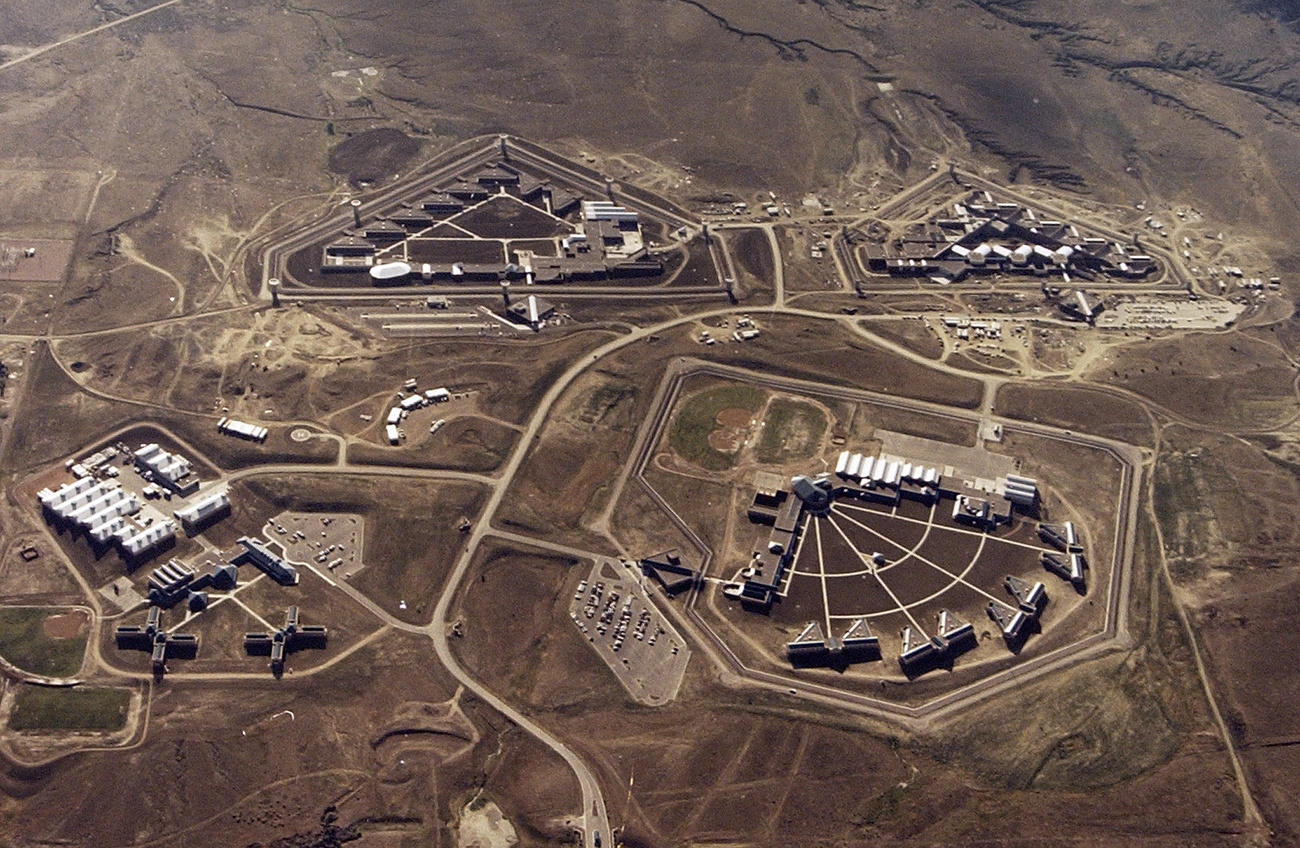 Vista dall alto di alcune costruzioni nel deserto, collegate da strade sterrate