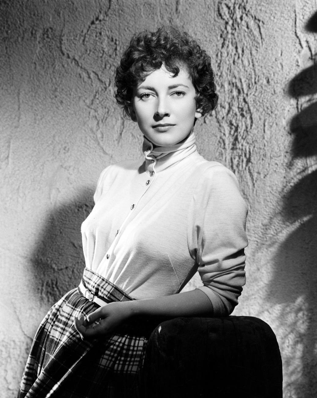 Ragazza con camicia bianca guarda nell obiettivo