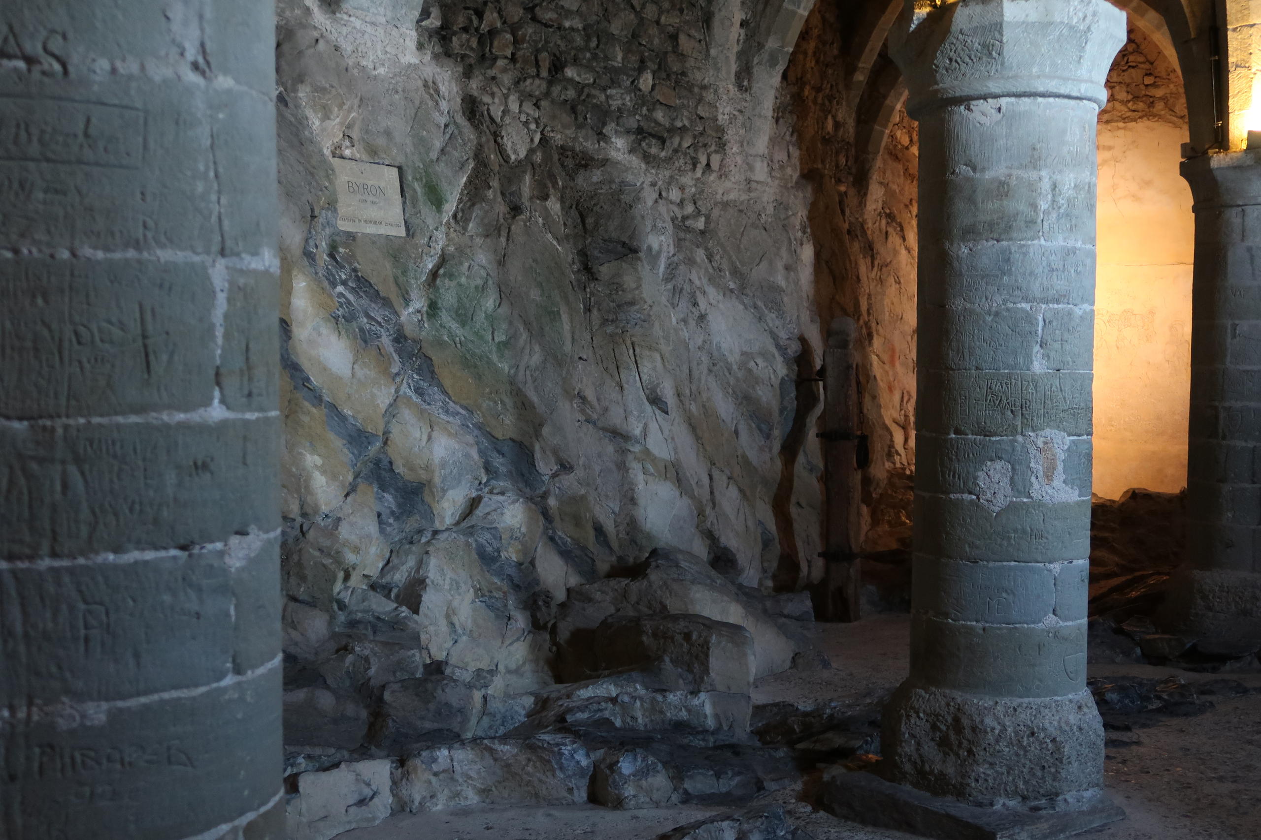 考古學家在柱子周圍沒有找到任何囚徒的足跡。一塊向拜倫致敬的銘牌鑲嵌在岩石上。