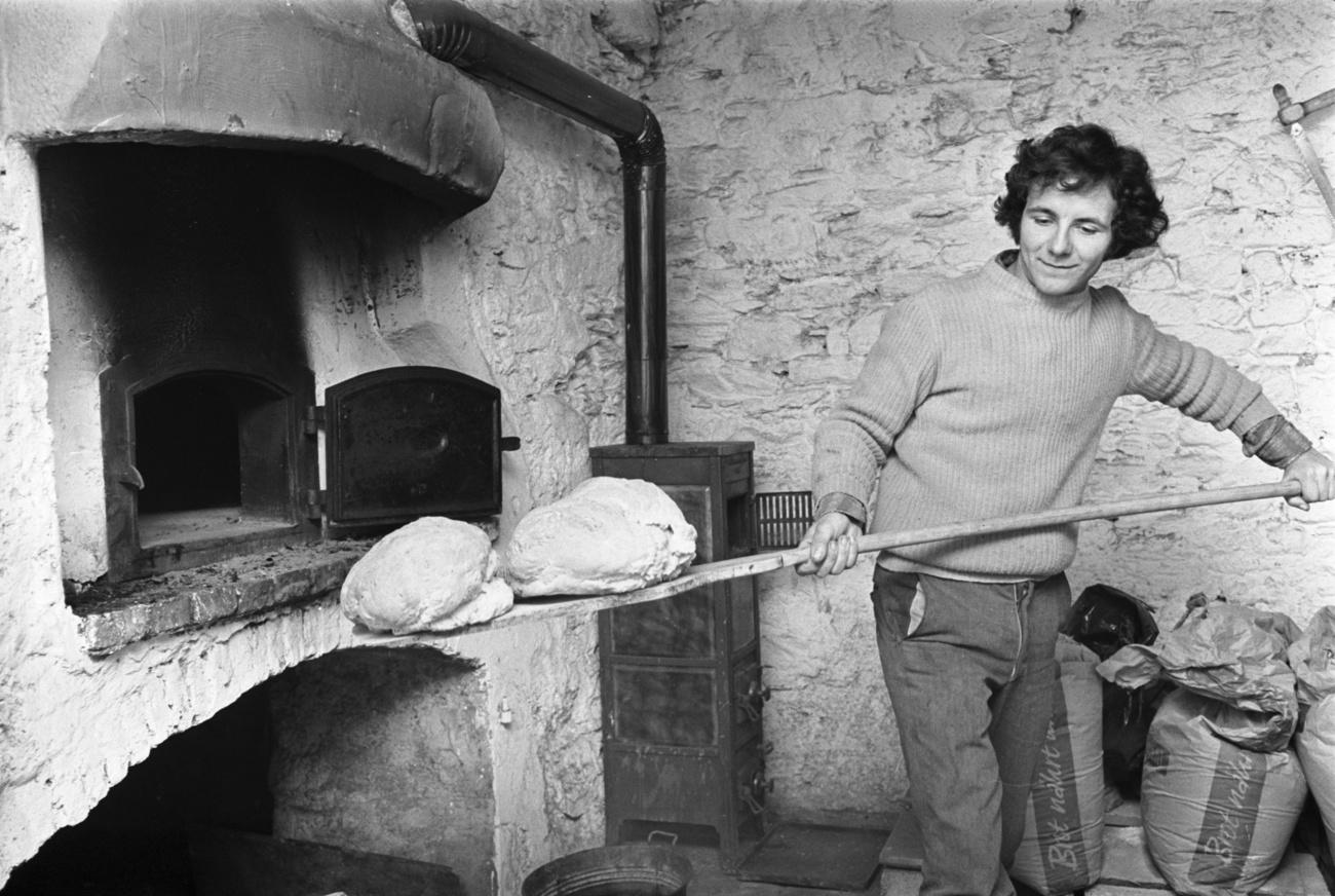 Un uomo cuoce del pane